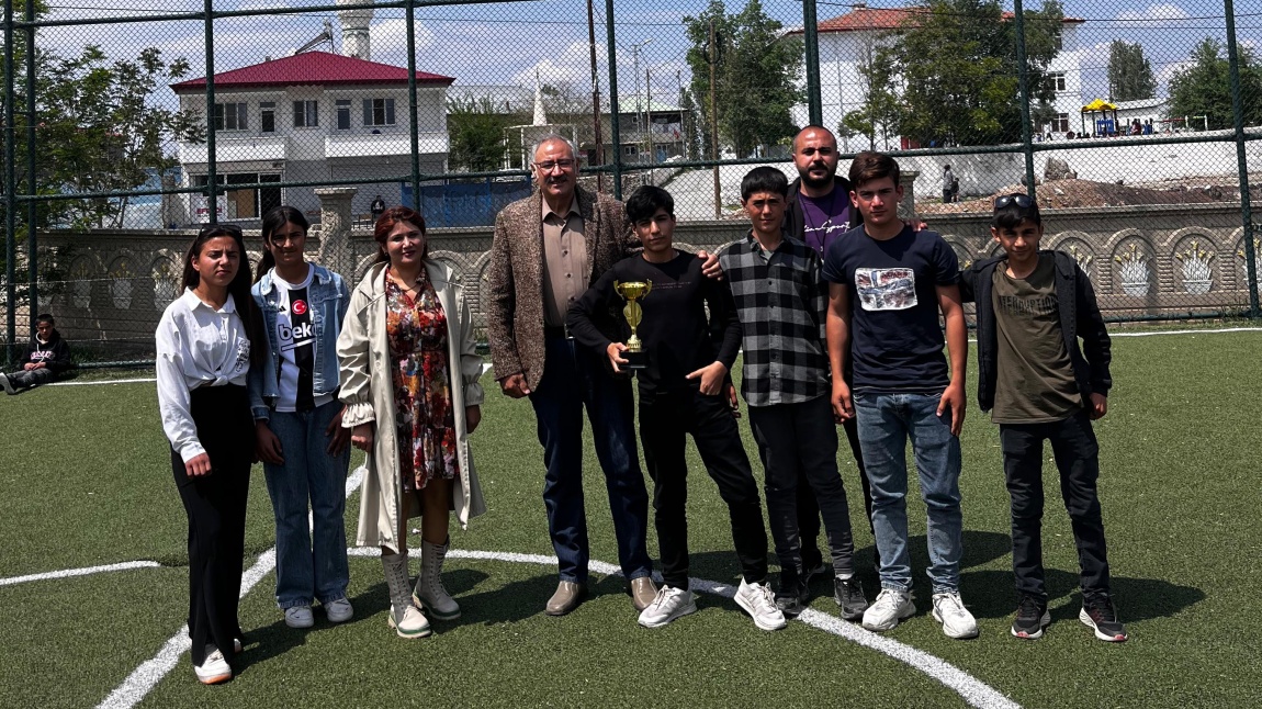 OKUL FUTBOL TURNUVASINDA KAZANAN 8/B İHO